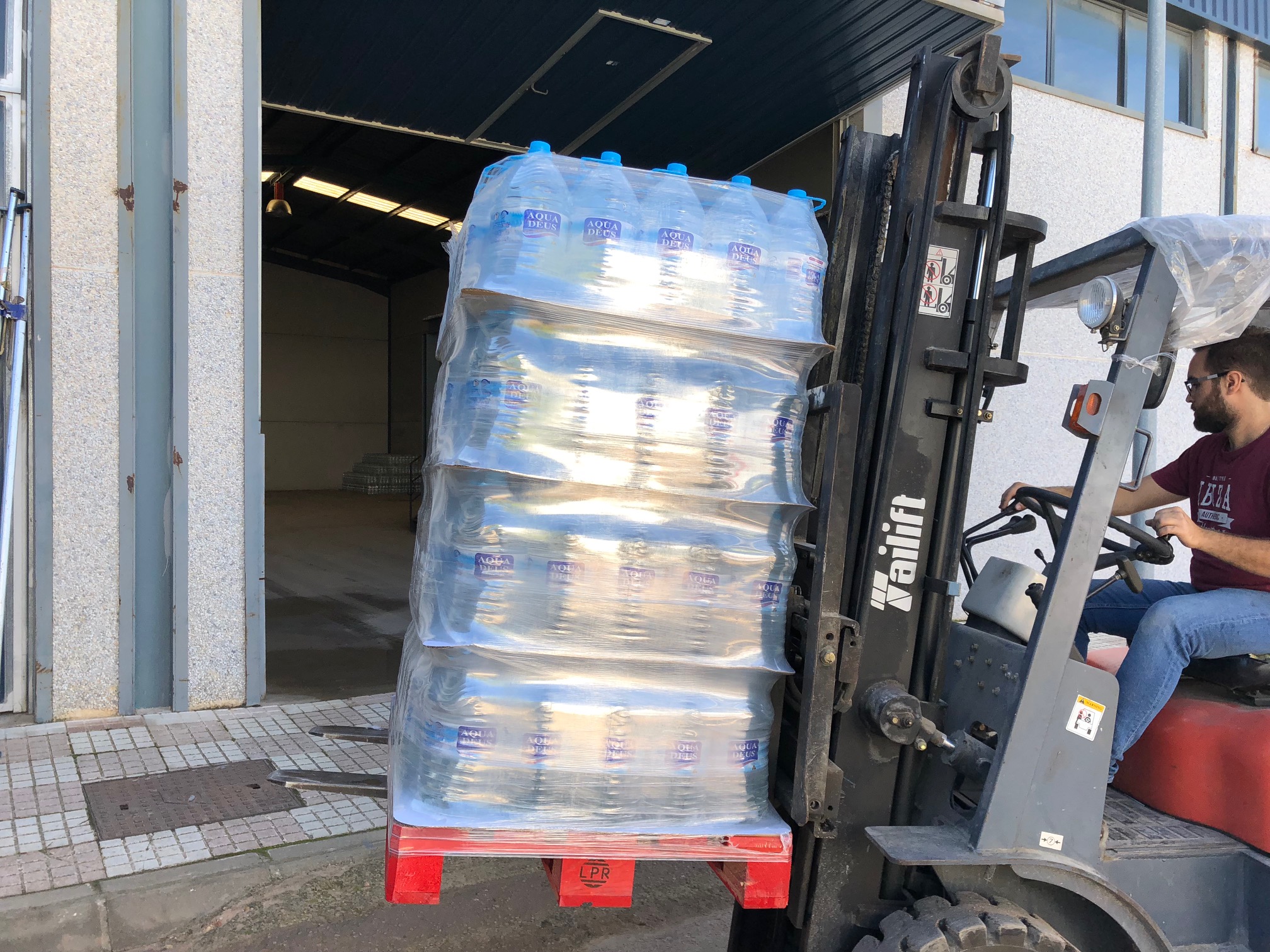 Palet con botellas de agua de Aquadeus