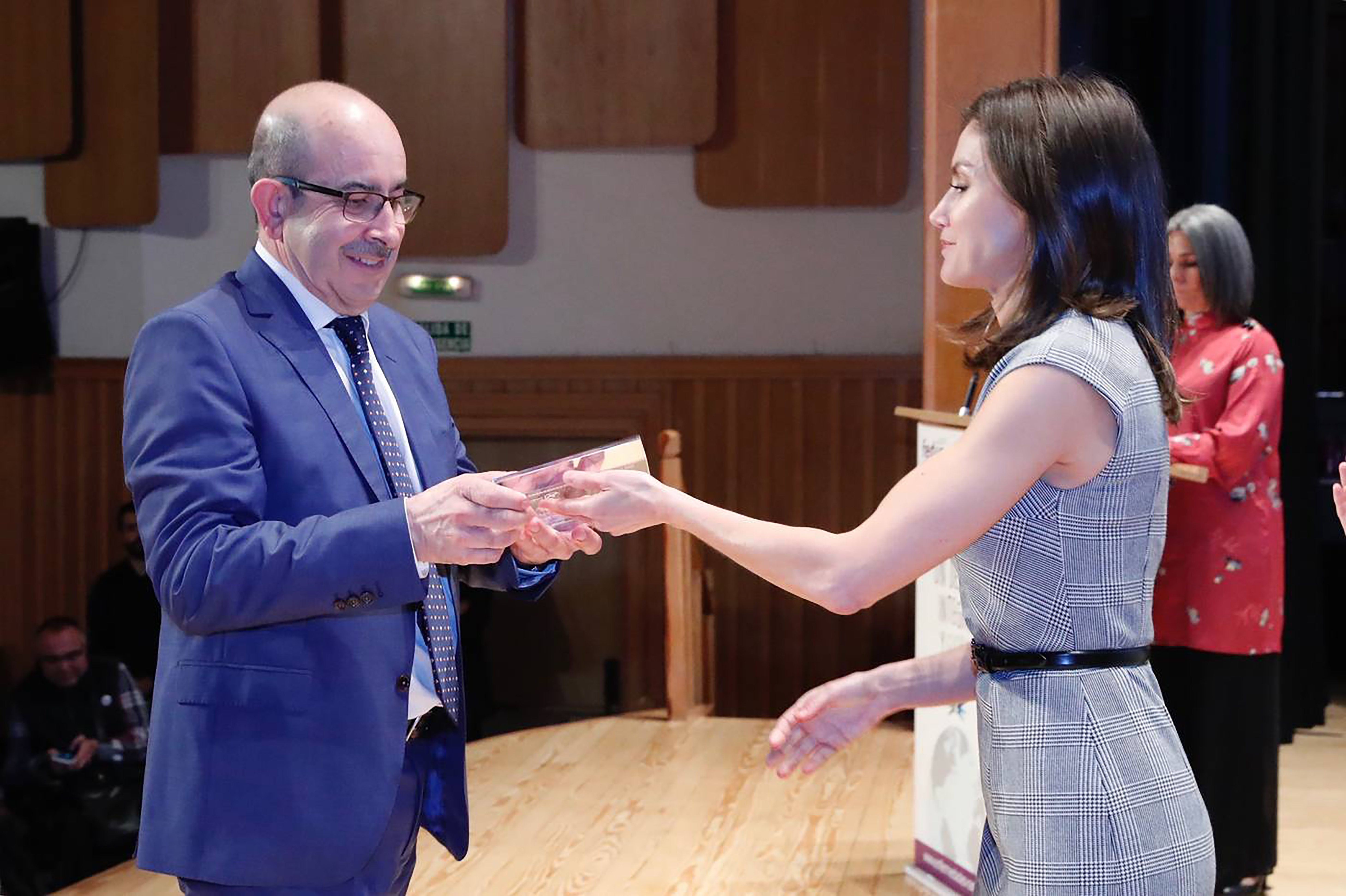 La Reina Leticia entregando el Reconocimiento FEDER 2019