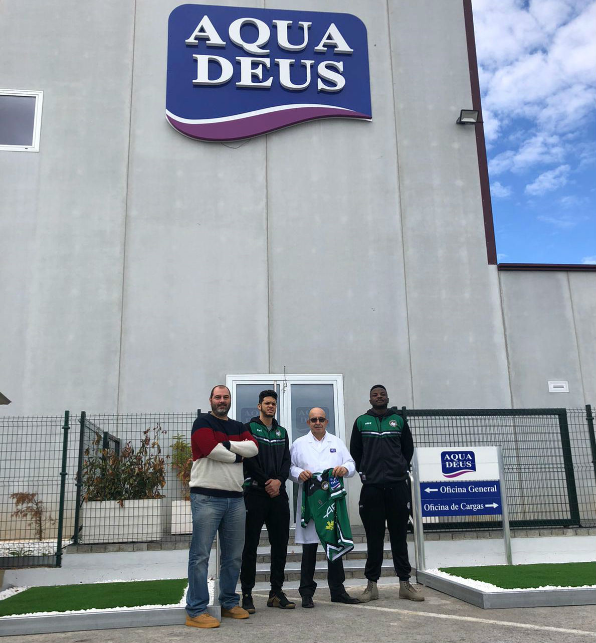 Equipo club Albacete Basket frente instalaciones Aquadeus