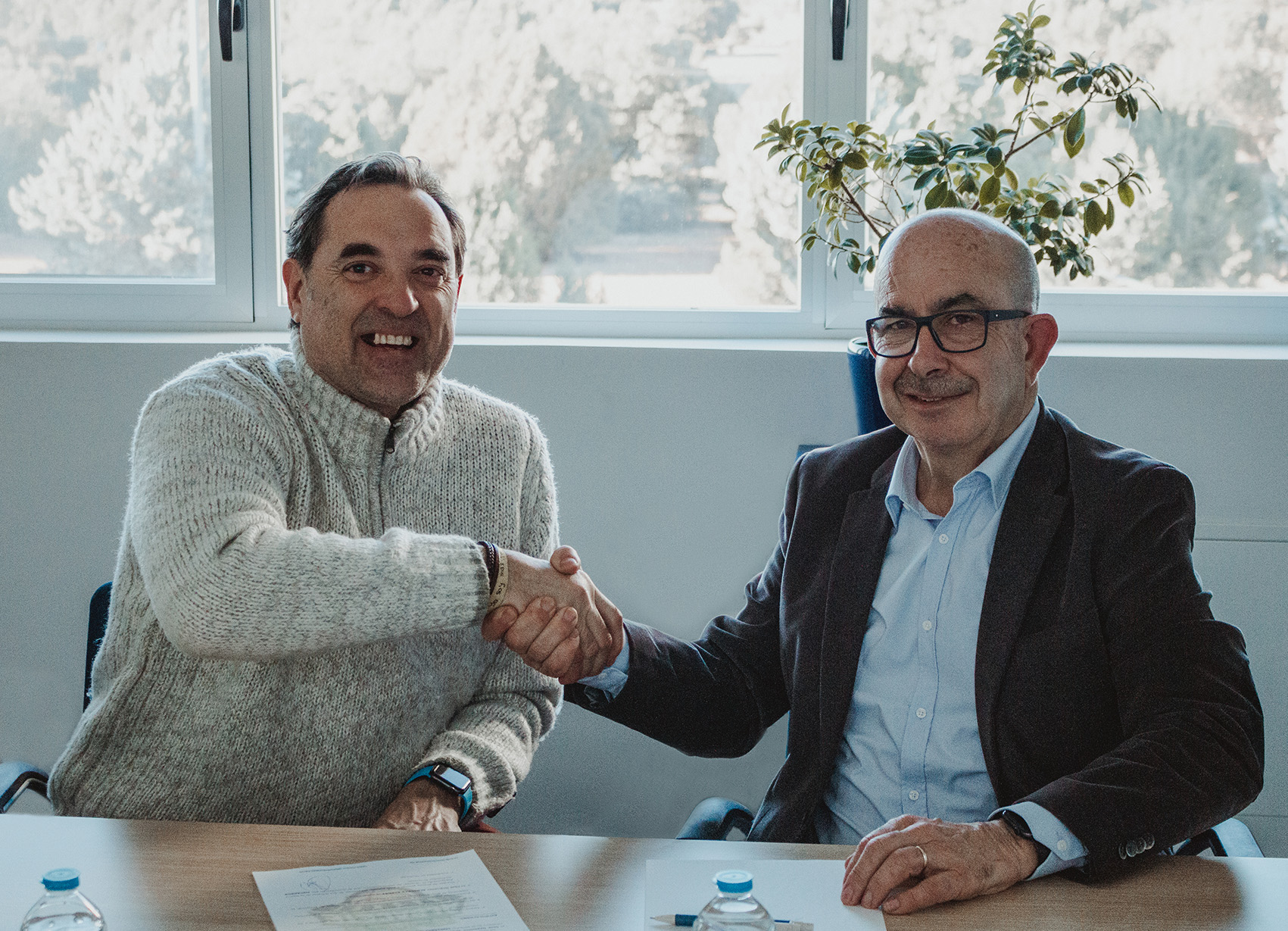 Firma patrocinio Aquadeus Albacete Basket
